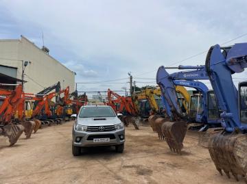 Bãi đang sẵn rất nhiều máy công trình to nhỏ đủ loại cho các anh em lựa chọn