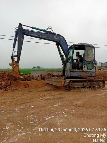 Bán máy xúc komatsu , hoạt động tốt , cty suất hóa đơn ,
