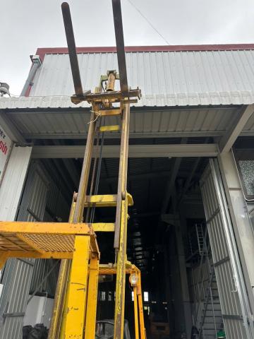 Cần bán xe nâng ngât gù đời -8 . 2.5