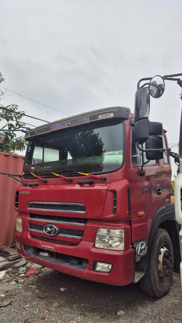 Cty bán đầu kéo  Huyndai 215 HD1000 máy