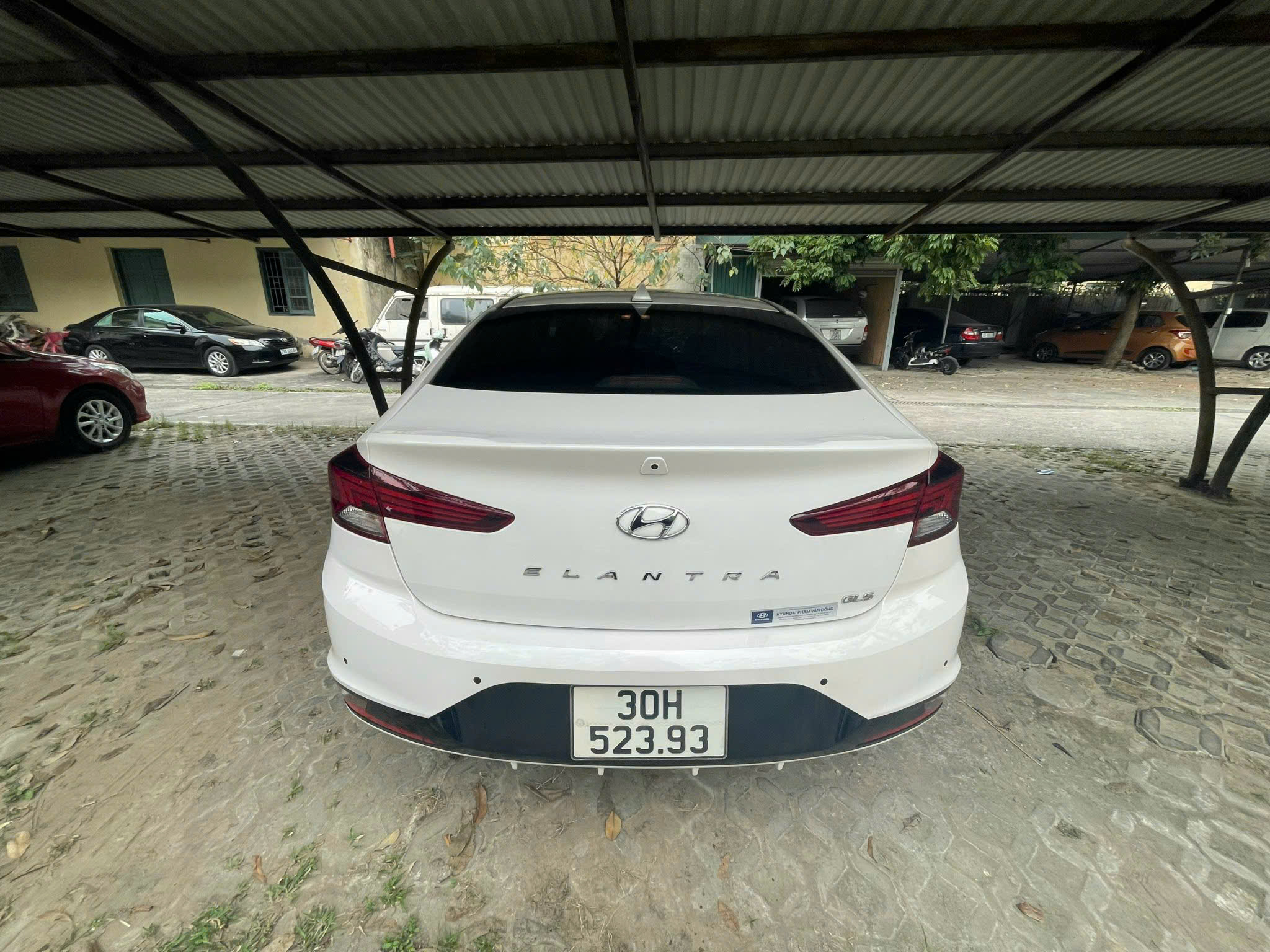 ban hyundai elantra 2022 trang 25000 km- 495 trieu