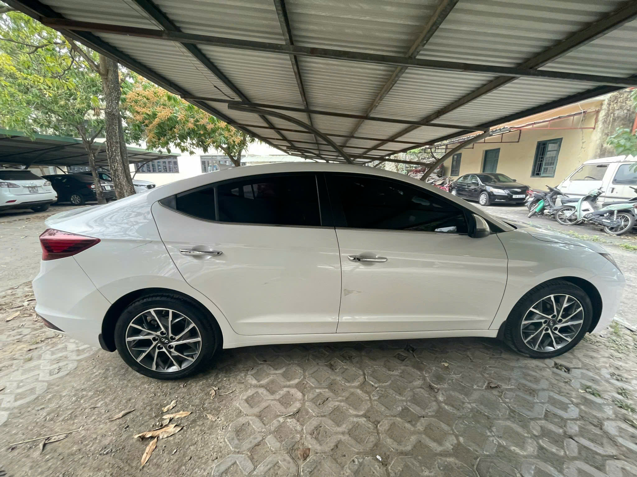 ban hyundai elantra 2022 trang 25000 km- 495 trieu
