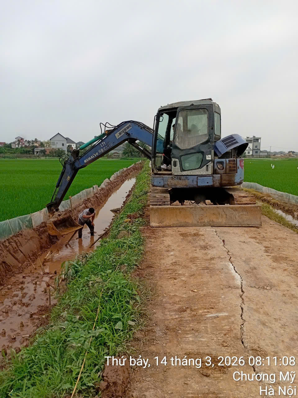 ban may xuc komatsu , hoat dong tot , cty suat hoa don ,