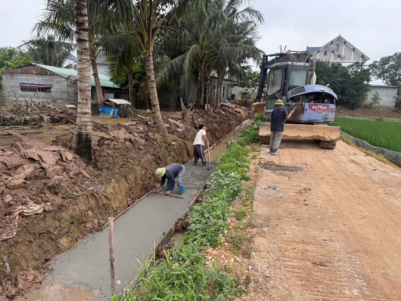 ban may xuc komatsu , hoat dong tot , cty suat hoa don ,