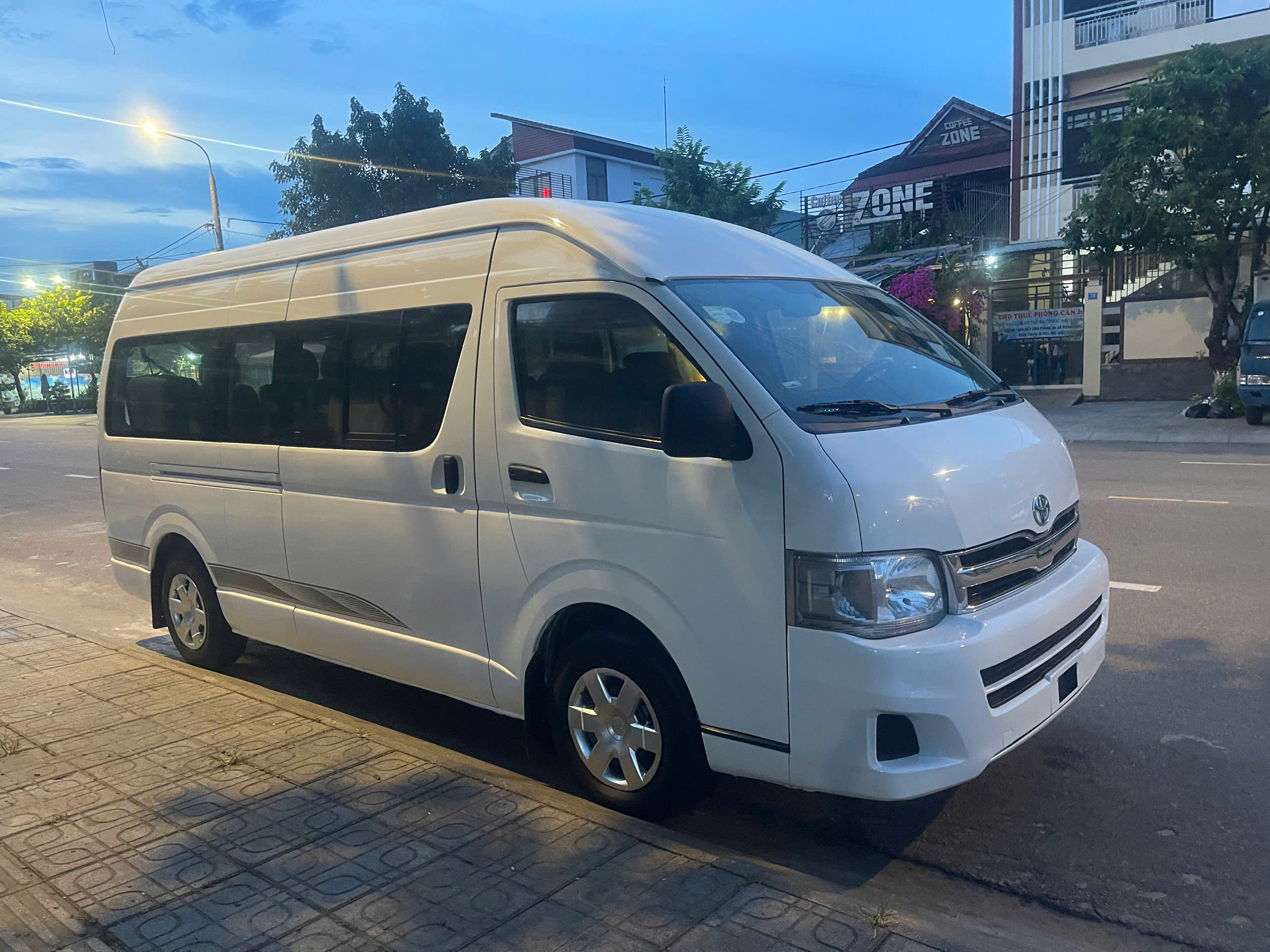 ban xe toyota hiace  toyota 16 cho sx2013