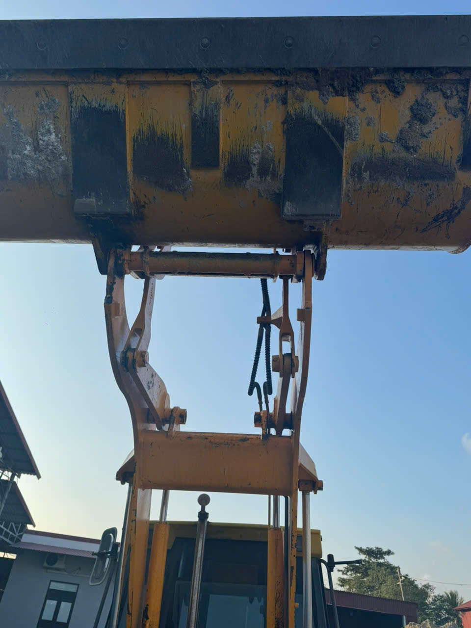 ban xuc lat  gau xuc 0.8m3 co thao lap nhanh thuy luc co cang nang dieu hoa day du