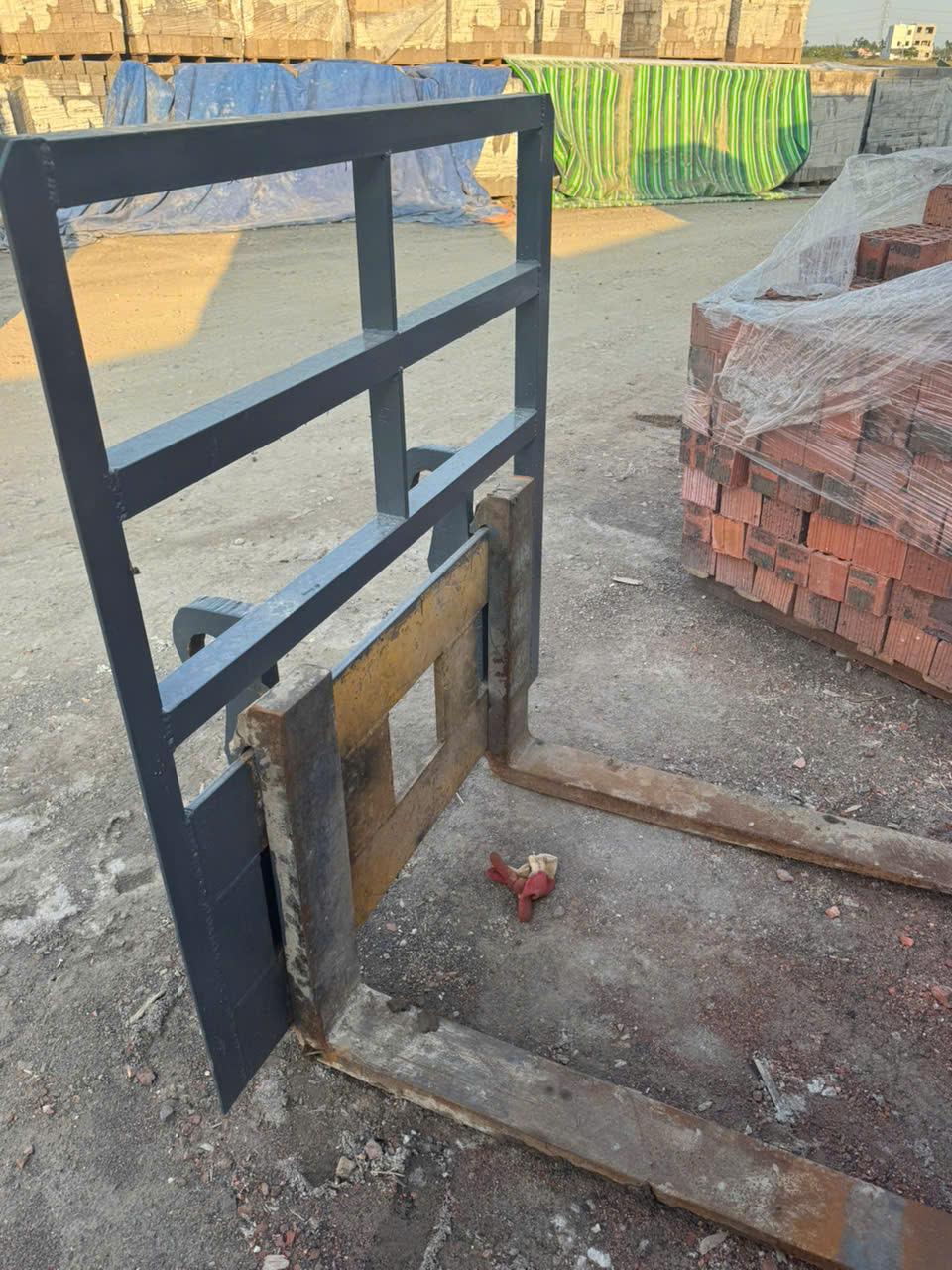 ban xuc lat  gau xuc 0.8m3 co thao lap nhanh thuy luc co cang nang dieu hoa day du