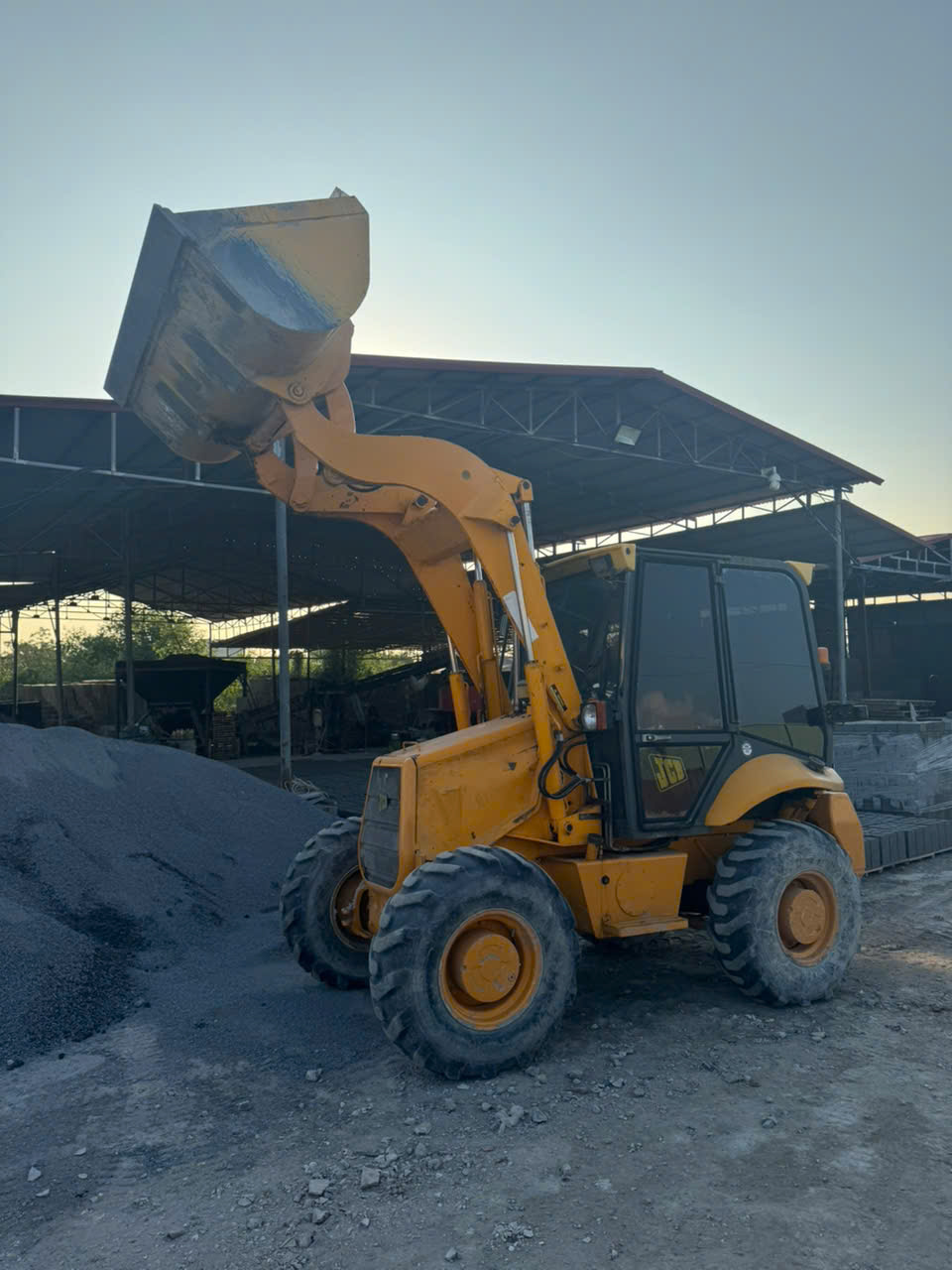 ban xuc lat  gau xuc 0.8m3 co thao lap nhanh thuy luc co cang nang dieu hoa day du