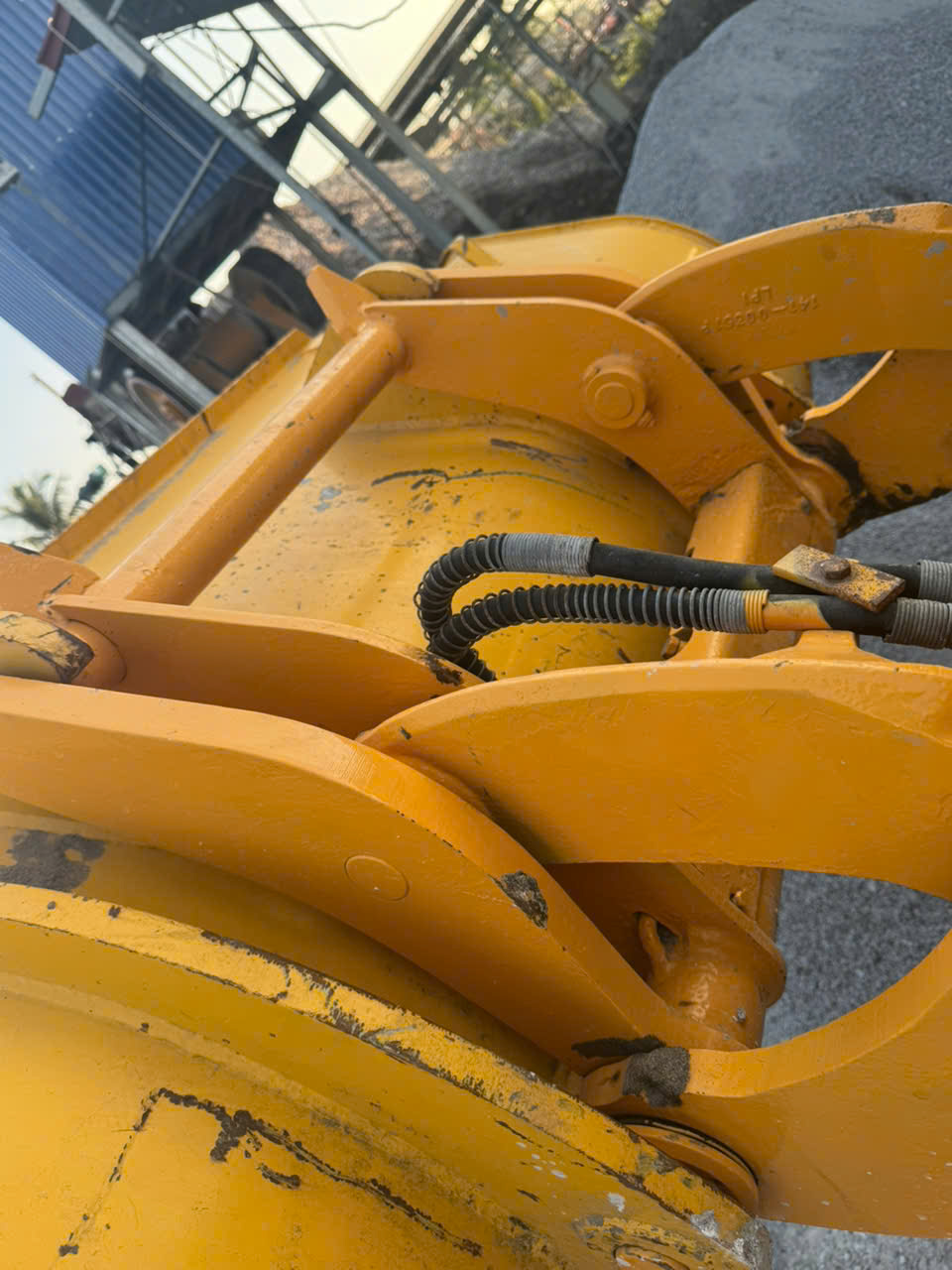 ban xuc lat  gau xuc 0.8m3 co thao lap nhanh thuy luc co cang nang dieu hoa day du