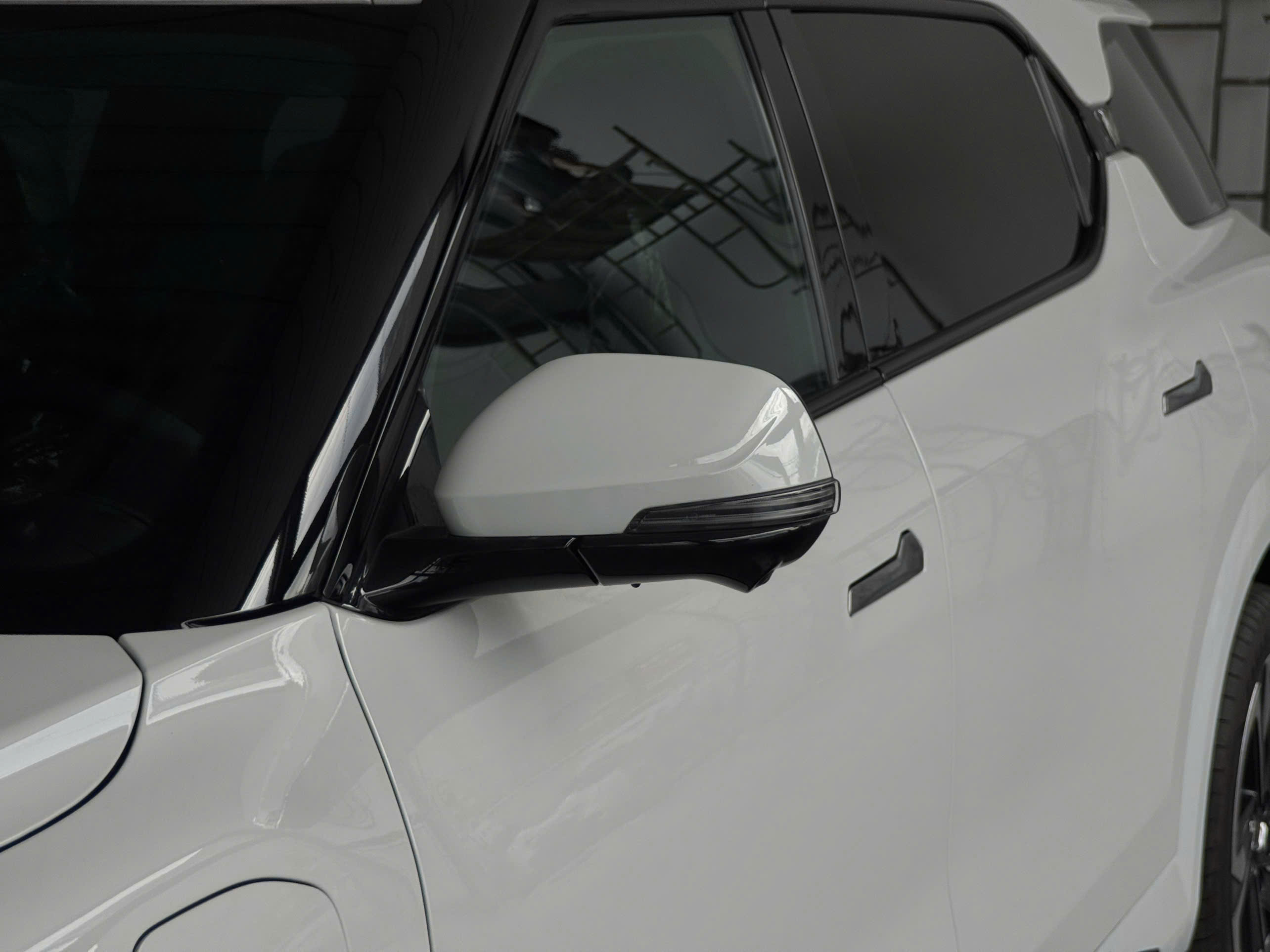 ben em con 1 xe vf9 plus , 6 ghe hang sang - mau trang vin 2025 san xe- gia tot: