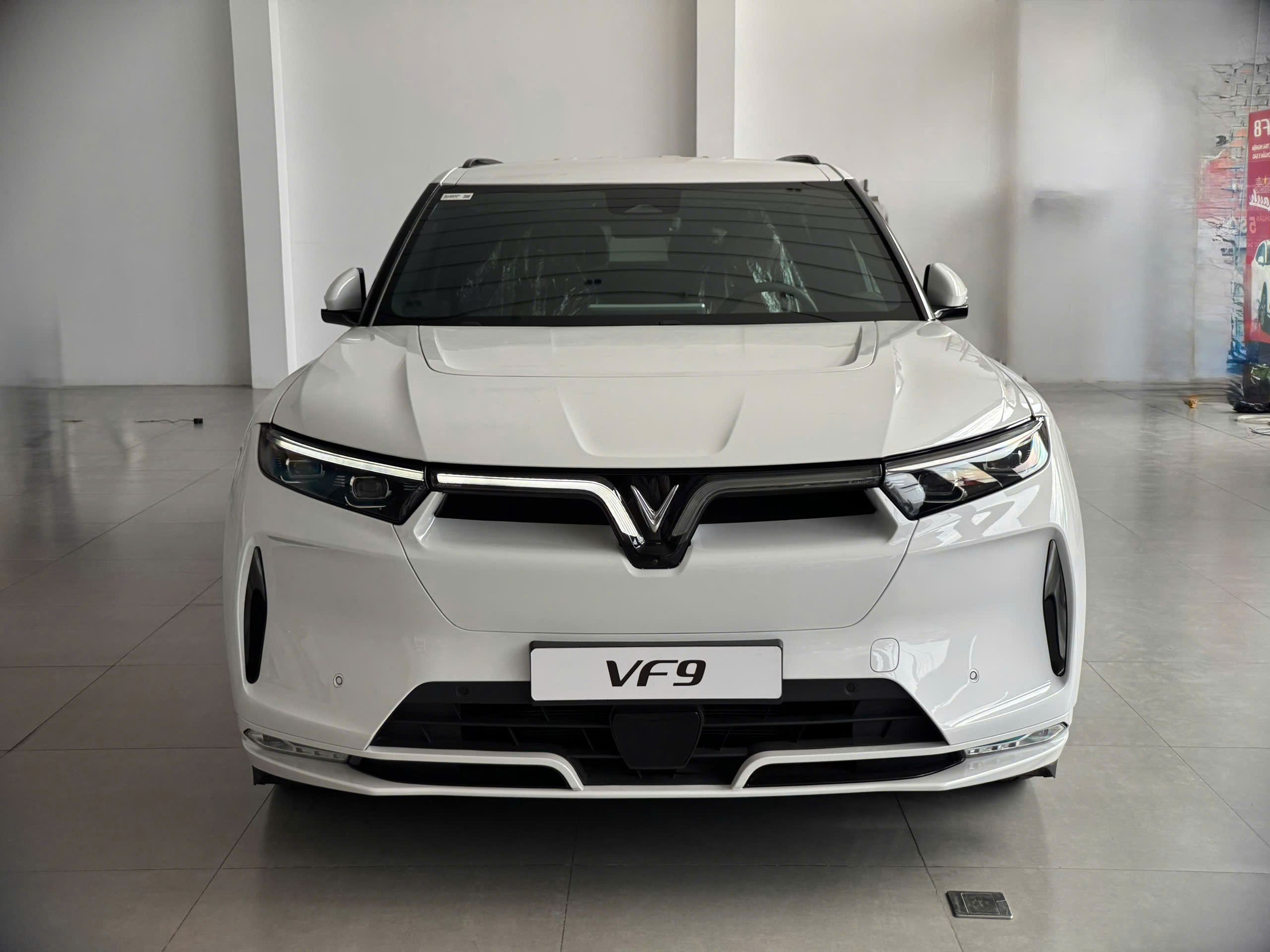 ben em con 1 xe vf9 plus , 6 ghe hang sang - mau trang vin 2025 san xe- gia tot: