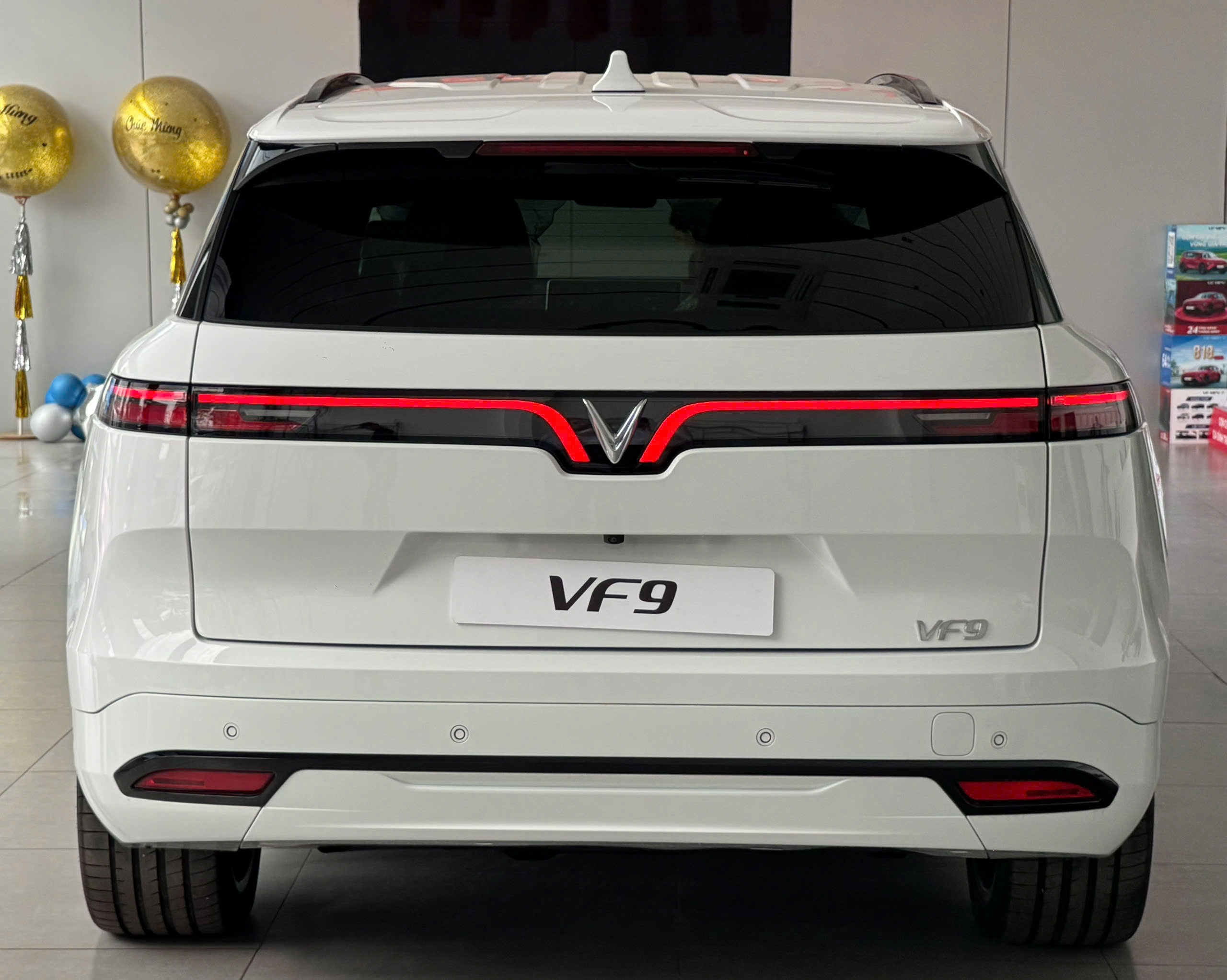 ben em con 1 xe vf9 plus , 6 ghe hang sang - mau trang vin 2025 san xe- gia tot:
