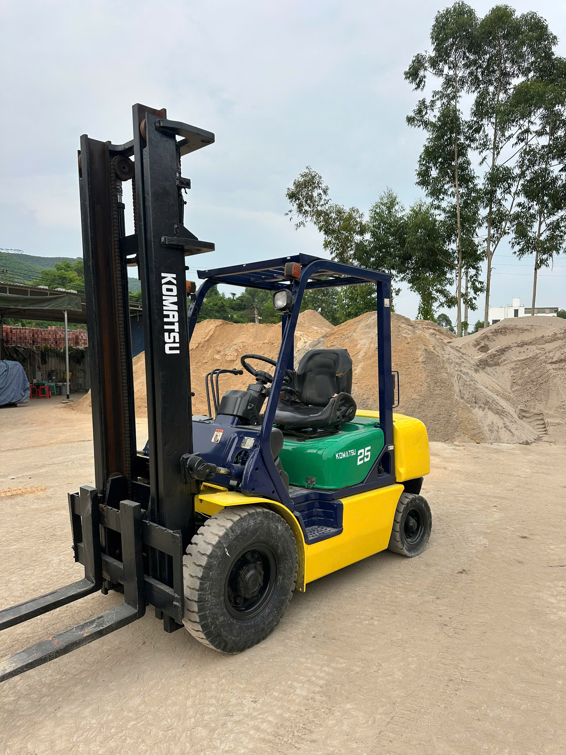 can ban komatsu 2,5 tan doi tru 14.