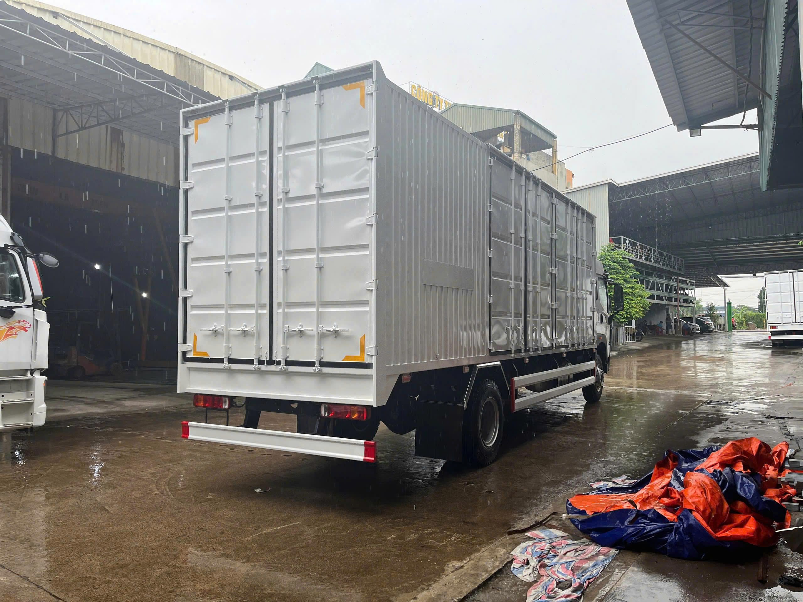 can ban tai thung kin 8.3m, tai 8 tan, tong tai 16 tan