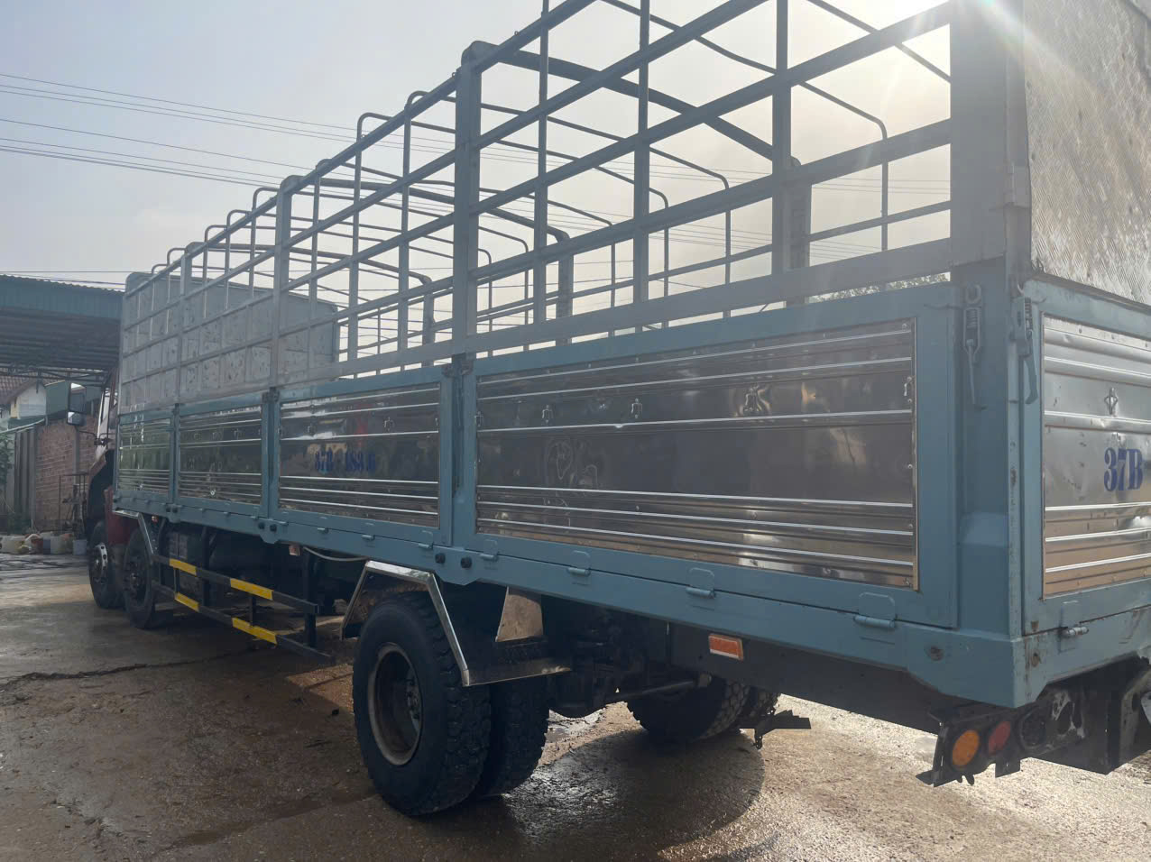 gia dinh chuyen doi cong viec can ban  xe tai thung sx207