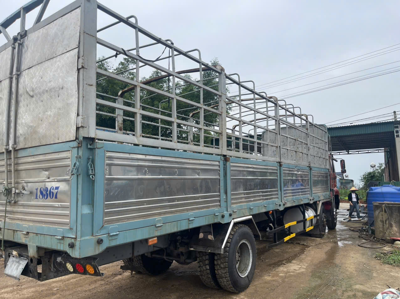 gia dinh chuyen doi cong viec can ban  xe tai thung sx207