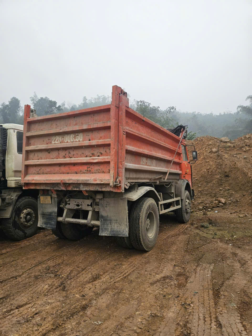 gia dinh chuyen doi cv can ban 2 xe tai  veam sx2012