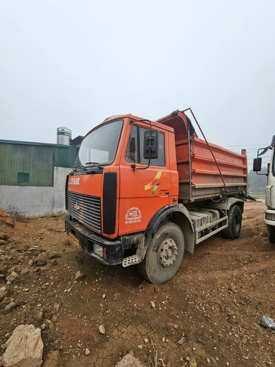 gia dinh chuyen doi cv can ban 2 xe tai  veam sx2012