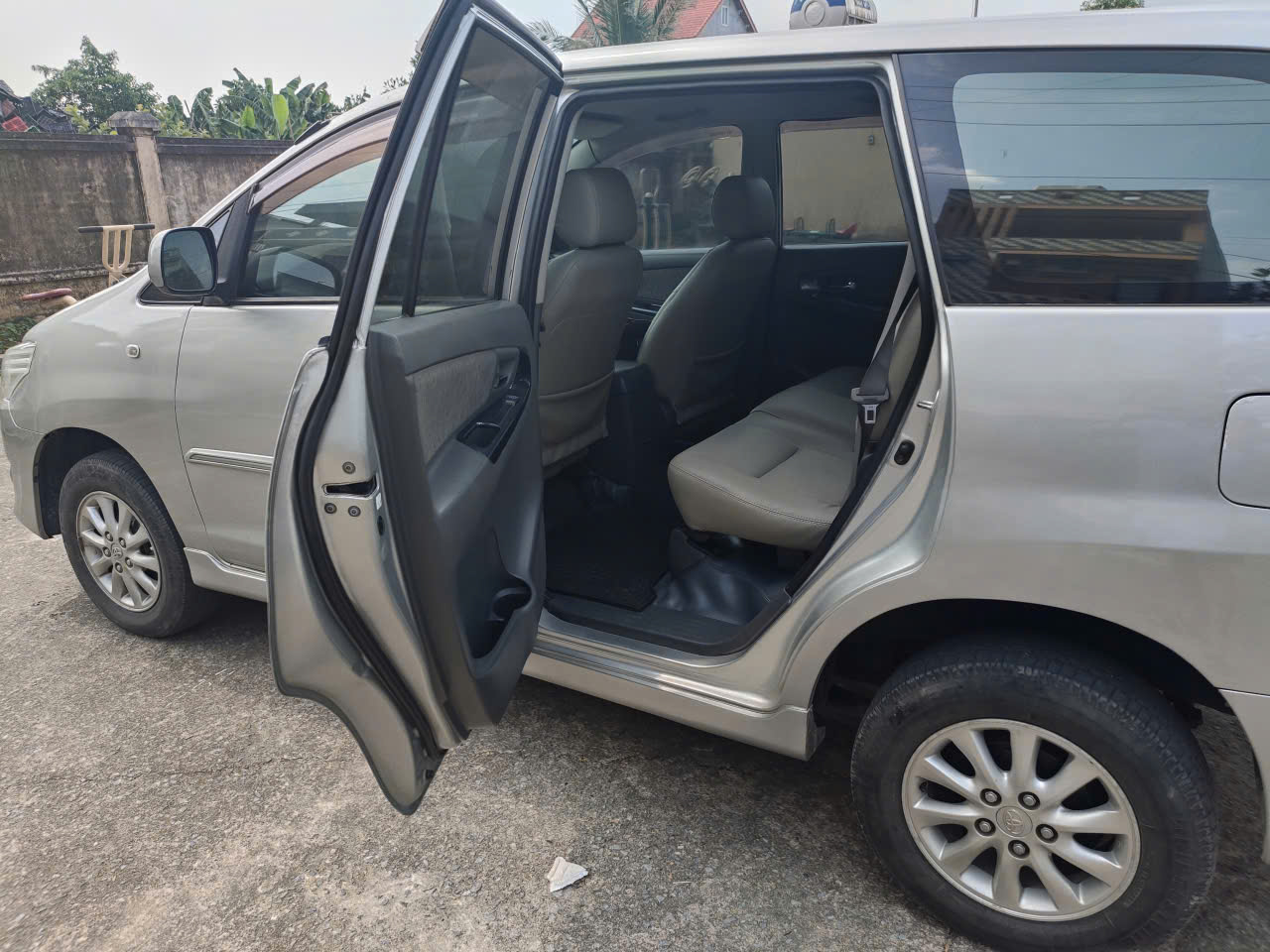 innova sx 2013 ban e. tu nhan cong chuc nha nuoc chu du xe khong mot ngay dich vu di dung 18van.