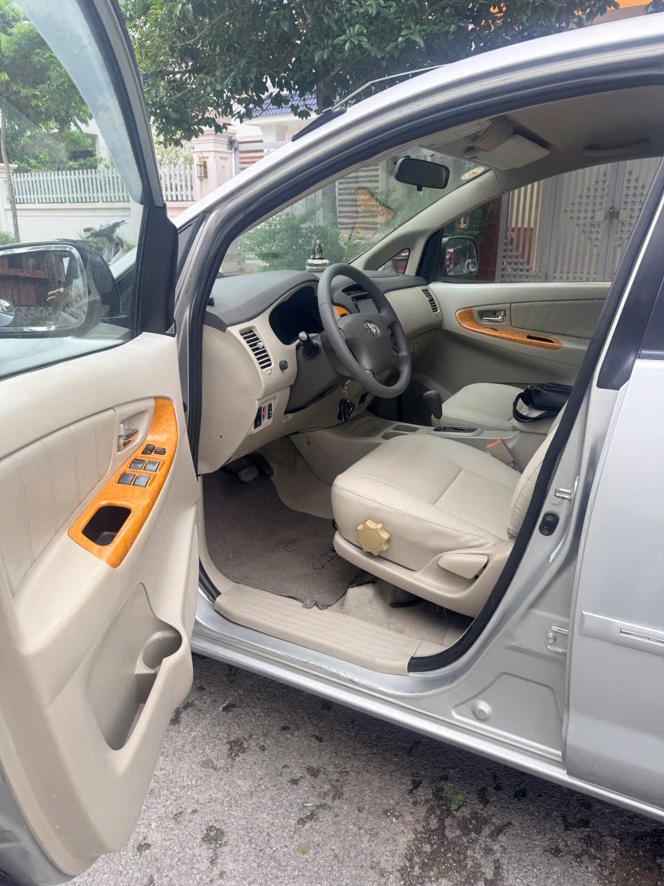innova v sx cuoi 2010 hang zin dep cang gia 225 tr