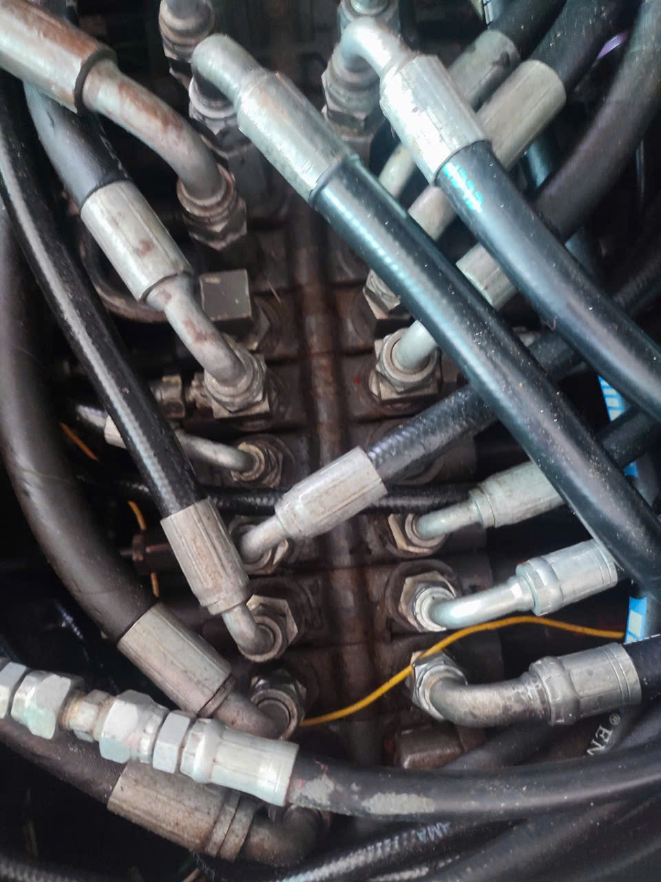 khong co viec minh can ban may xuc dao banh lop volvo 55 doi 2009