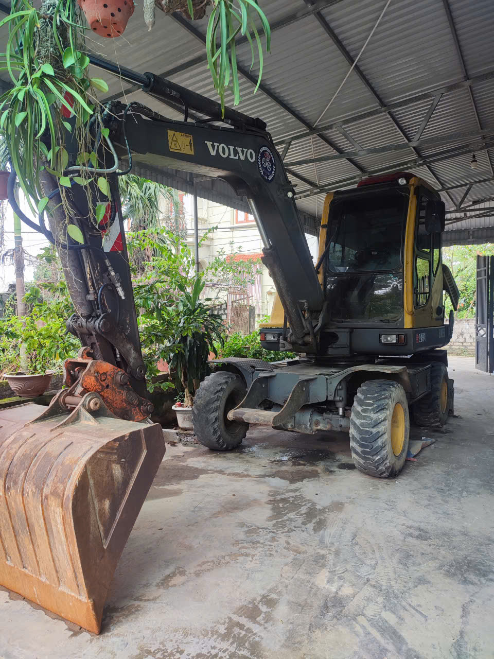 khong co viec minh can ban may xuc dao banh lop volvo 55 doi 2009