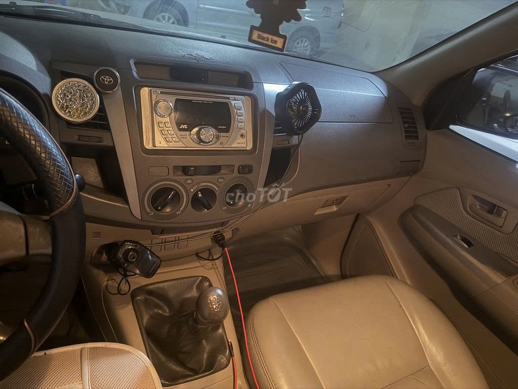 xe ban tai toyota hilux doi 2009, dong co dau, mau bac.