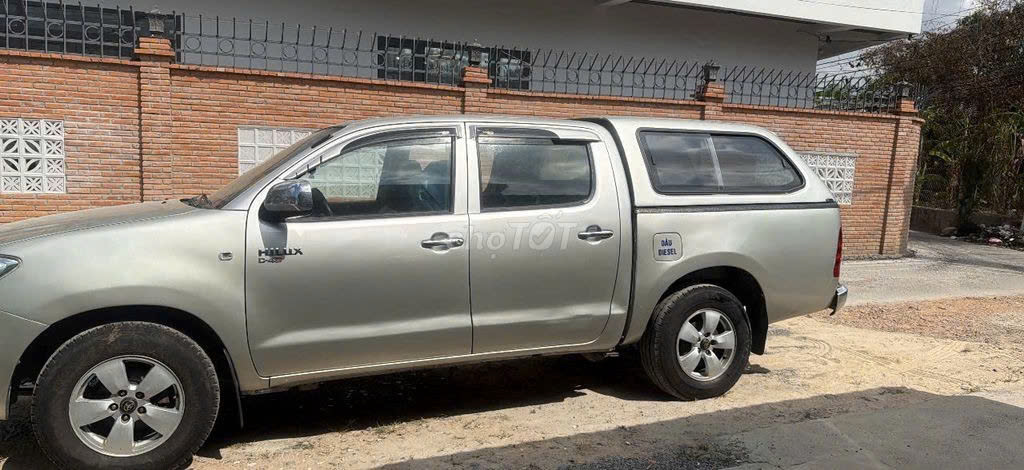 xe ban tai toyota hilux doi 2009, dong co dau, mau bac.