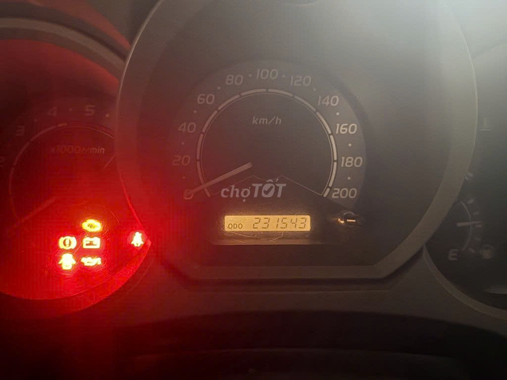 xe ban tai toyota hilux doi 2009, dong co dau, mau bac.