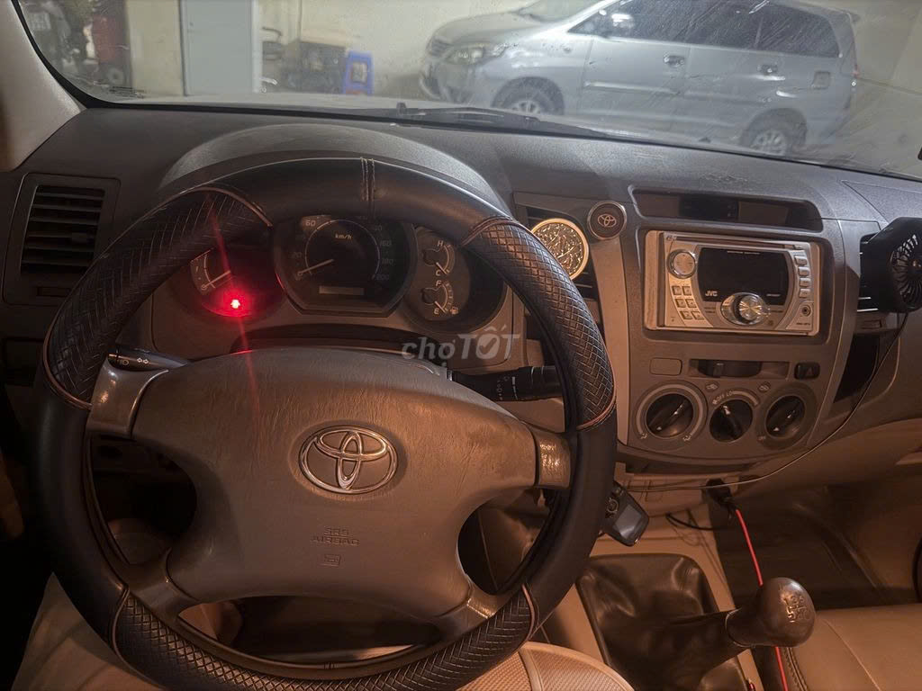 xe ban tai toyota hilux doi 2009, dong co dau, mau bac.