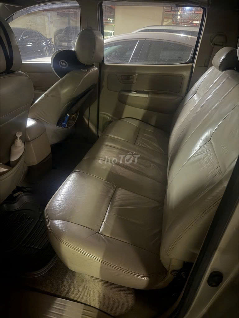 xe ban tai toyota hilux doi 2009, dong co dau, mau bac.